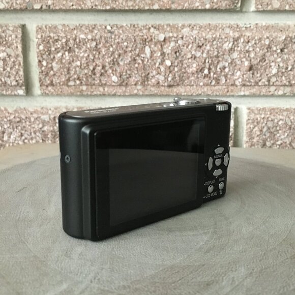 Panasonic LUMIX DMC FX10 6.0MP Digital Camera In Black + Tamrac Case - Picture 3 of 16
